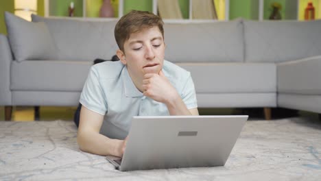 Joven-Usando-Una-Computadora-Portátil-Cuidadosamente-En-Casa.